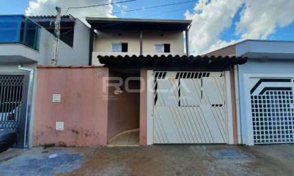 Linda Casa de 4 Dormitórios à Venda no Jardim Botafogo 1 em São Carlos