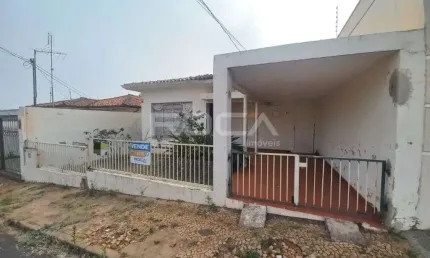 Casa à venda no Centro: 02 dormitórios, garagem coberta