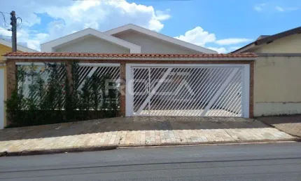 Casa térrea com 3 dormitórios e área verde no Jardim Paulistano