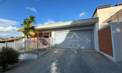Linda casa à venda no CENTRO de São Carlos | 2 dormitórios, suíte, 4 garagens e muito mais!