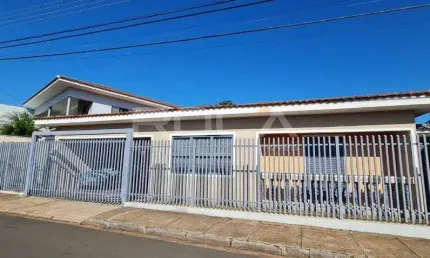 Casa à venda no Jd. São João Batista, São Carlos: 3 dormitórios, suíte, armários e muito mais!