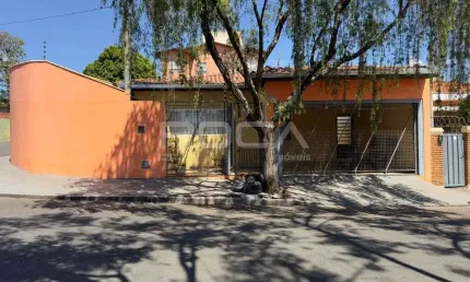 Casa padrão à venda no Jardim Santa Paula, São Carlos - 3 dormitórios, suíte e garagem para 2 carros.