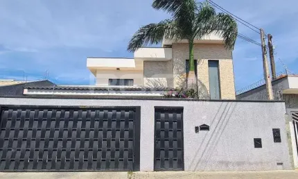 Casa padrão à venda na Vila Brasília, São Carlos: 3 dormitórios, churrasqueira e mais!