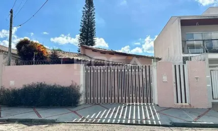 Casa padrão com 3 dormitórios, suíte e 3 garagens no Parque Santa Marta