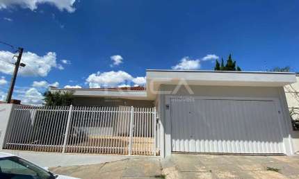 Casa de alto padrão à venda no Centro de São Carlos: 3 dormitórios, suíte, piscina e 6 vagas de garagem