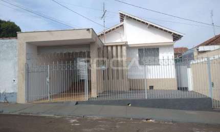Casa à venda no Centro de São Carlos com 2 dormitórios e garagem coberta