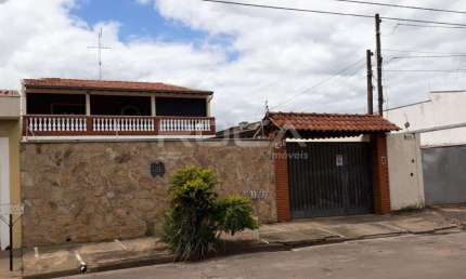 Casa à venda em Santa Felícia, São Carlos: 2 dormitórios, suíte, churrasqueira e piscina!