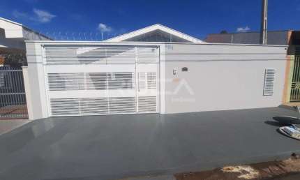 Casa padrão com 3 dormitórios e garagem no bairro São João Batista, São Carlos