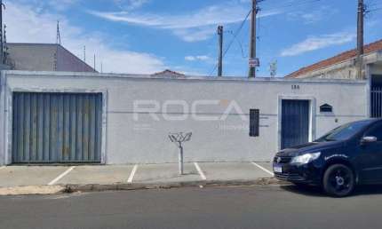 Casa Padrão à Venda no Jardim Centenário, São Carlos - 2 Dormitórios, 2 Garagens e Edícula