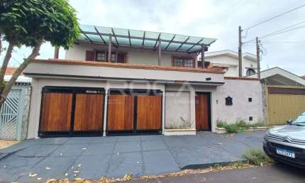 Sobrado de Luxo com 5 Suítes e Área de Lazer Completa em São Carlos
