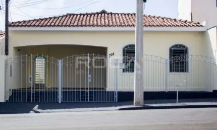 Linda Casa à Venda na Vila São José, São Carlos - 3 Dormitórios, Edícula e Piso de Madeira