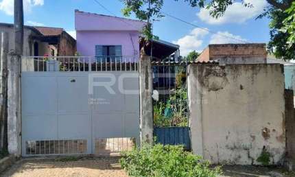 Casa padrão à venda em ótima localização no bairro Cidade Aracy, São Carlos