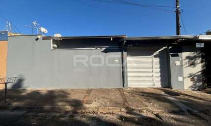 Casa à venda no bairro Douradinho em São Carlos: 2 dormitórios, armários planejados e garagem coberta!
