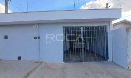 Casa Padrão em São Carlos - Jardim Paulista: 2 dormitórios, 2 banheiros, 2 garagens