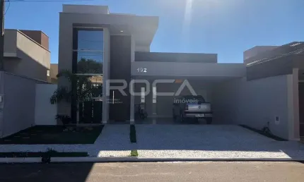 Casa padrão à venda em São Carlos, com 3 dormitórios e suíte!