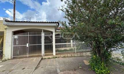 Casa à venda em Vila Prado, São Carlos! 3 dormitórios, 2 garagens e lareira.