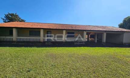 Chácara à venda em São Carlos: 3 dormitórios, piscina e churrasqueira