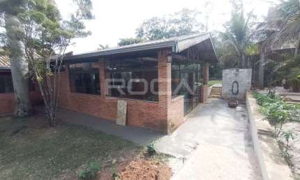 Chácara de luxo em São Carlos com 4 dormitórios e ampla área de lazer, casa de caseiro, loft, barracão, poço artesiano, piscina, churrasqueira, área gourmet, quadra de jogos e um lindo Paisagismo.