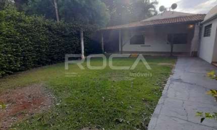 Casa padrão com 3 dormitórios e churrasqueira no Jardim Nova Santa Paula