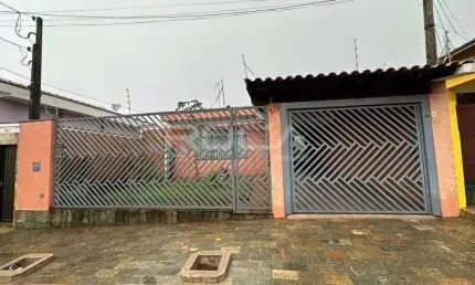 Casa Padrão à venda em Vila Prado, São Carlos - 3 dormitórios, suíte, armários e mais!