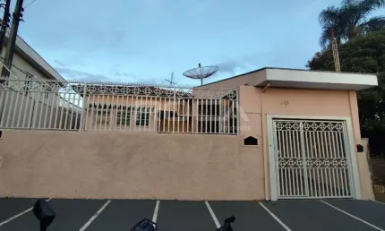 Casa padrão para alugar na Vila Brasília, São Carlos: 2 dormitórios, suíte, garagem coberta e mais!