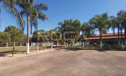 Chácara com piscina e campo de futebol no Varjão, São Carlos