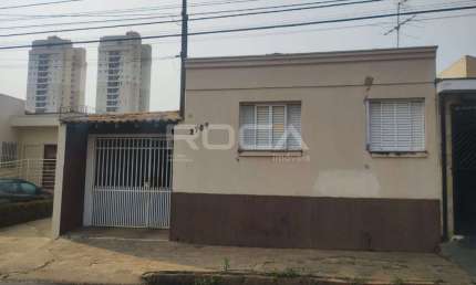 Casa à venda no CENTRO de São Carlos | 2 dormitórios, 3 garagens cobertas