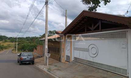 Casa à venda no Jardim Araucária, São Carlos: 2 dormitórios, churrasqueira e muito mais!
