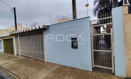 Casa de fundo para alugar na Vila São José, São Carlos - 2 dormitórios, quintal e varanda!