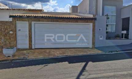 Casa à venda no Parque Fehr, São Carlos: 2 dormitórios, piscina e churrasqueira