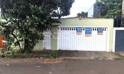 Casa à venda no Jardim Macarengo em São Carlos - 03 dormitórios, suíte, garagem
