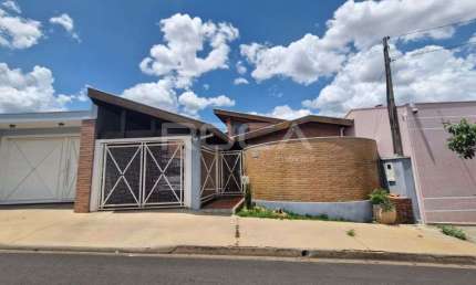 Casa de Padrão à venda e locação no Parque Fehr, São Carlos - 3 dormitórios, suíte, garagem coberta!