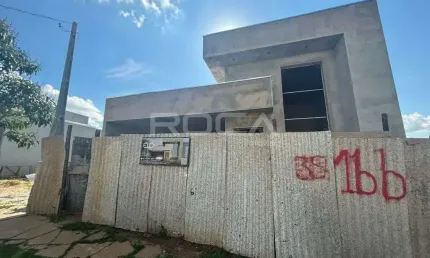 Charmosa Casa de 3 Dormitórios no Condomínio Faixa Azul em São Carlos