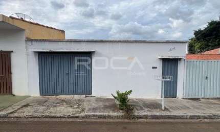 Casa à venda no Jardim Ricetti, São Carlos: 2 dormitórios, 1 banheiro e 2 garagens!