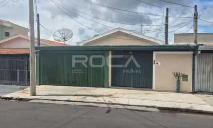 Casa à venda no Jardim Araucária, São Carlos: 2 dormitórios, 1 suíte, garagem coberta!