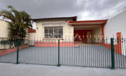 Casa para locação no bairro Jardim São Carlos, São Carlos - venha conhecer!
