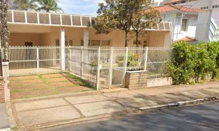 Casa à venda no Centro de São Carlos com 4 dormitórios, suíte e 4 garagens