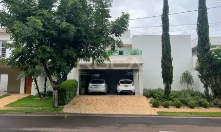 Linda Casa à Venda no Condomínio do Jardim Jóckei Club A em São Carlos