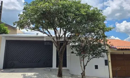 Casa à venda no Parque dos Timburis, São Carlos: 2 dormitórios, churrasqueira e armários embutidos