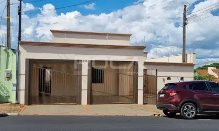 Casa padrão à venda no Jardim Bandeirantes, São Carlos: 3 dormitórios, suíte e 2 garagens!