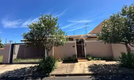 Casa de alto padrão com energia solar e churrasqueira no Jardim Acapulco