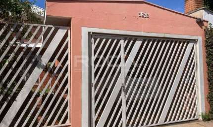 Casa padrão à venda no Centro de São Carlos com 3 dormitórios e suíte!