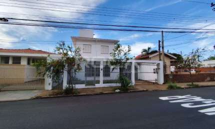 Casa/Sobrado à venda e locação no CENTRO de São Carlos - 3 dorms, 2 garagens, 2 salas