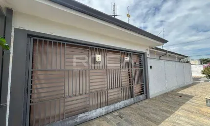 Casa à venda em São Carlos, 3 dormitórios, suíte, garagem coberta