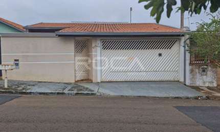 Casa padrão à venda em Zavaglia, São Carlos - 2 dormitórios e 2 garagens cobertas!