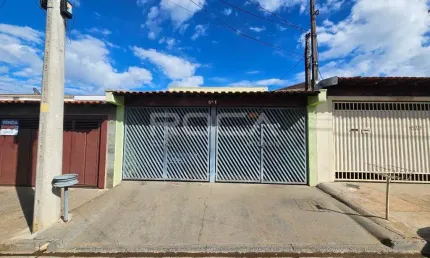 Casa padrão à venda em São Carlos, 2 dormitórios, suíte, churrasqueira.