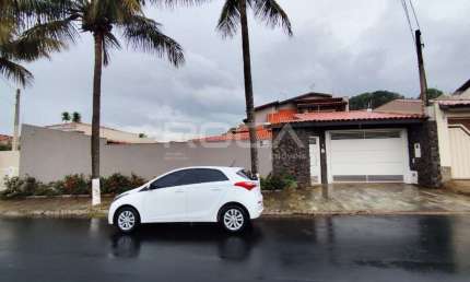 Casa de luxo no Residencial Samambaia, São Carlos: 5 dormitórios, piscina, churrasqueira e sauna!