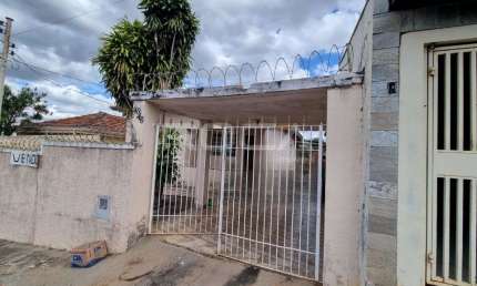 Linda casa à venda no CENTRO de São Carlos - 3 dormitórios, 2 garagens