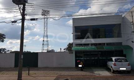 Ótimo Salão Comercial à Venda no Centro de São Carlos - 6 Banheiros e 20 Vagas de Garagem!
