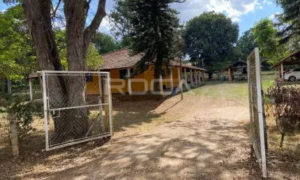 Casa de campo com churrasqueira na varanda em Chácara Leila, São Carlos